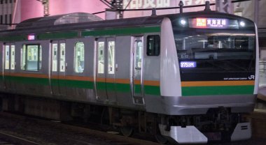 Tokyo, Japonya - 15 Eylül 2018. Doğu Japonya demiryolu Shonan Shinjuku satır thorugh Yurakucho istasyonu geçen geceleri izler..