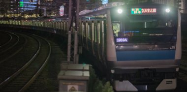 Tokyo, Japonya - 15 Eylül 2018. Doğu Japonya demiryolu Keihin Tohoku satır thorugh Yurakucho istasyonu geçen geceleri izler..