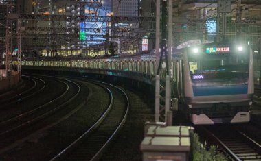 Tokyo, Japonya - 15 Eylül 2018. Doğu Japonya demiryolu Keihin Tohoku satır thorugh Yurakucho istasyonu geçen geceleri izler..