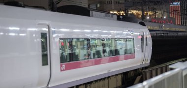 Tokyo, Japonya - 15 Eylül 2018. Narita Express tren geçen Yurakucho Tren İstasyonu geceleri.