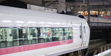 Tokyo, Japonya - 15 Eylül 2018. Narita Express tren geçen Yurakucho Tren İstasyonu geceleri.