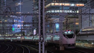 Tokyo, Japonya - 15 Eylül 2018. Narita Express tren geçen Yurakucho Tren İstasyonu geceleri.