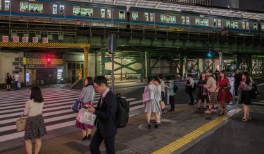 Tokyo, Japonya - 15 Eylül. Yaya geceleri karşıya Yurakucho tren istasyonu önünde bekleyen.