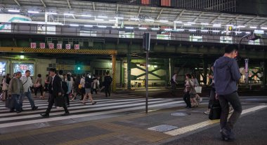 Tokyo, Japonya - 15 Eylül. Yaya geçidi Yurakucho tren istasyonu önünde sokak gece.