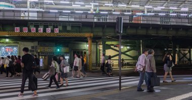 Tokyo, Japonya - 15 Eylül. Yaya geçidi Yurakucho tren istasyonu önünde sokak gece.