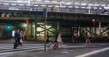 Tokyo, Japonya - 15 Eylül. Yaya geçidi Yurakucho tren istasyonu önünde sokak gece.