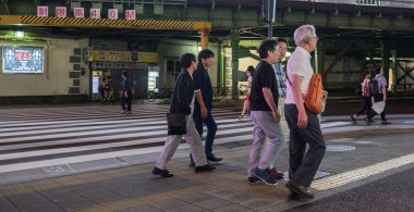 Tokyo, Japonya - 15 Eylül. Yaya geçidi Yurakucho tren istasyonu önünde sokak gece.