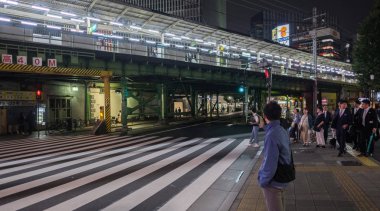 Tokyo, Japonya - 15 Eylül. Yaya geceleri karşıya Yurakucho tren istasyonu önünde bekleyen.