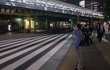 Tokyo, Japonya - 15 Eylül. Yaya geceleri karşıya Yurakucho tren istasyonu önünde bekleyen.