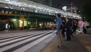 Tokyo, Japonya - 15 Eylül. Yaya geceleri karşıya Yurakucho tren istasyonu önünde bekleyen.