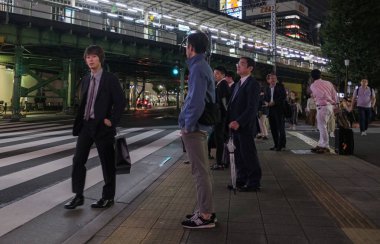 Tokyo, Japonya - 15 Eylül. Yaya geceleri karşıya Yurakucho tren istasyonu önünde bekleyen.