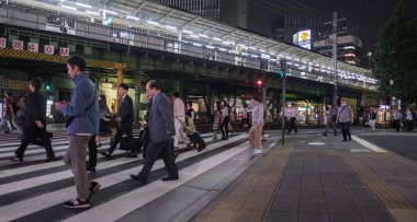 Tokyo, Japonya - 15 Eylül. Yaya geçitleri Yurakucho tren istasyonu önünde sokak gece.