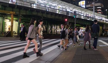 Tokyo, Japonya - 15 Eylül. Yaya geçitleri Yurakucho tren istasyonu önünde sokak gece.
