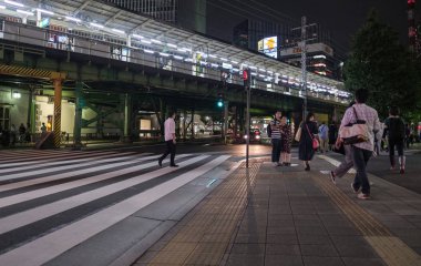 Tokyo, Japonya - 15 Eylül. Yaya geçitleri Yurakucho tren istasyonu önünde sokak gece.