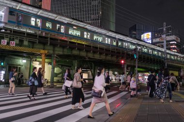 Tokyo, Japonya - 15 Eylül. Yaya geçitleri Yurakucho tren istasyonu önünde sokak gece.