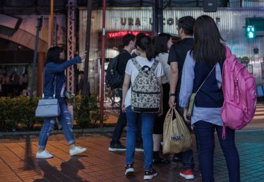 Tokyo, Japonya - 15 Eylül. Geceleri Yurakucho arka sokak sokak kaldırıma yaya.