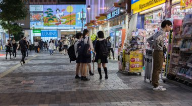 Tokyo, Japonya - 15 Eylül 2018. Liseli kız Yurakucho tren istasyonu önünde küçük dükkanlar, aylak aylak dolaşıyor ' gece.