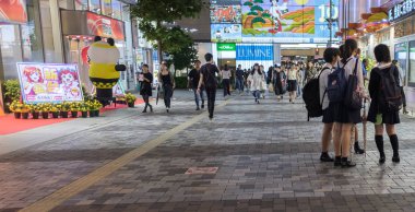 Tokyo, Japonya - 15 Eylül 2018. Liseli kız Yurakucho tren istasyonu önünde küçük dükkanlar, aylak aylak dolaşıyor ' gece.