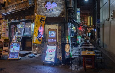 Tokyo, Japonya - 15 Eylül 2018. Küçük atılmış veya yerel olarak geceleri Izakaya Yurakucho bölge arka sokağa de olarak bilinen.