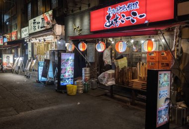 Tokyo, Japonya - 15 Eylül 2018. Küçük atılmış veya yerel olarak geceleri Izakaya Yurakucho bölge arka sokağa de olarak bilinen.