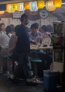 Tokyo, Japonya - 15 Eylül 2018. Çeşitli küçük atılmış veya yerel olarak onların yiyecek zevk müşteriler Izakaya Yurakucho District olarak bilinen geri alley geceleri.