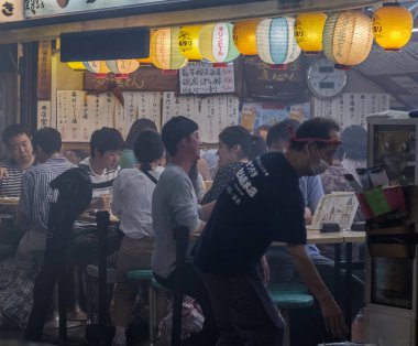 Tokyo, Japonya - 15 Eylül 2018. Çeşitli küçük atılmış veya yerel olarak onların yiyecek zevk müşteriler Izakaya Yurakucho District olarak bilinen geri alley geceleri.