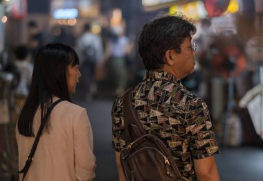 Tokyo, Japonya - 15 Eylül 2018. Yaya yürüme geçiş dumanlı küçük atılmış demiryolu altında bir tünelde Yurakucho sokakta geceleri izlemek..