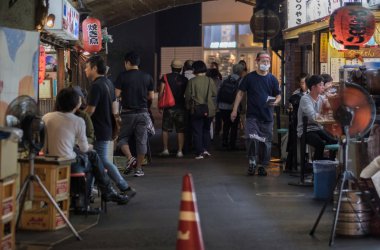Tokyo, Japonya - 15 Eylül 2018. Gece Yurakucho ilçesinde bir demiryolu tünel altında küçük eateries veya izakaya insanların görünümü.