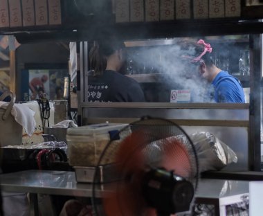 Tokyo, Japonya - 15 Eylül 2018. Sokak gece küçük bir eatery Yurakucho sokakta müşteriler için hazırlanıyor yemekleri pişirmek.