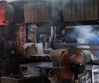Tokyo, Japonya - 15 Eylül 2018. Sokak gece küçük bir eatery Yurakucho sokakta müşteriler için hazırlanıyor yemekleri pişirmek.