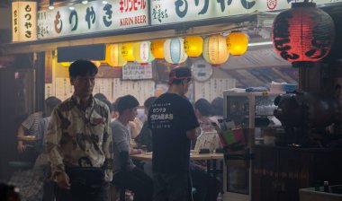 Tokyo, Japonya - 15 Eylül 2018. Geceleri Yurakucho sokakta küçük bir eatery, müşteriler.