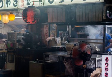 Tokyo, Japonya - 15 Eylül 2018. Sokak gece küçük bir eatery Yurakucho sokakta müşteriler için hazırlanıyor yemekleri pişirmek.