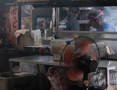 Tokyo, Japonya - 15 Eylül 2018. Sokak gece küçük bir eatery Yurakucho sokakta müşteriler için hazırlanıyor yemekleri pişirmek.