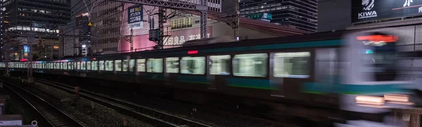 2018 東京都 Thorugh 有楽町駅を通る東日本鉄道京浜東北線のぼやけ動きを追跡します — ストック写真