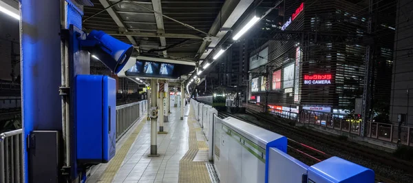 2018 東京都 Thorugh 有楽町駅を通る東日本鉄道山手線のぼやけ動きを追跡します — ストック写真