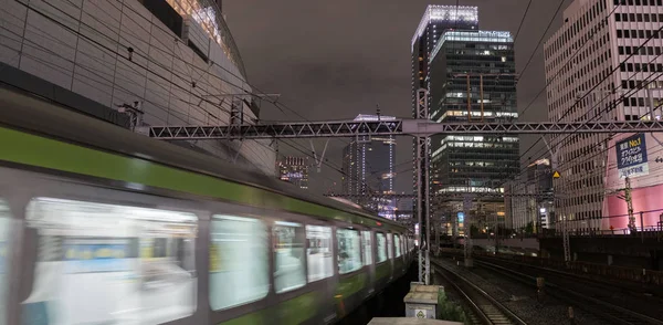 2018 東京都 Thorugh 有楽町駅を通る東日本鉄道山手線のぼやけ動きを追跡します — ストック写真