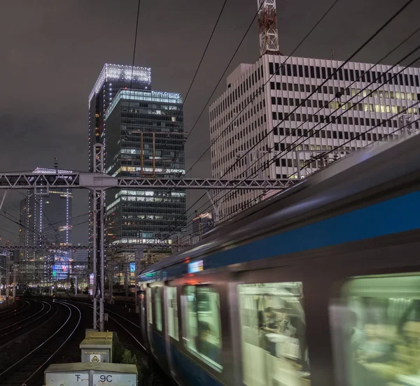 2018 東京都 Thorugh 有楽町駅を通る東日本鉄道京浜東北線のぼやけ動きを追跡します — ストック写真