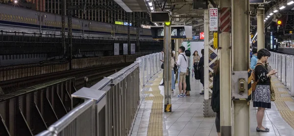 Tokyo Giappone Settembre 2018 Pendolari Attesa Treno Alla Stazione Yurakucho — Foto Stock