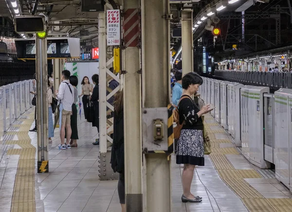 Токио Япония Сентября 2018 Года Коммутеры Ждут Поезд Платформе Станции — стоковое фото