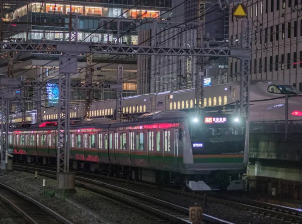 Tokyo, Japonya - 15 Eylül 2018. Doğu Japonya demiryolu Shonan Shinjuku satır thorugh Yurakucho istasyonu geçen geceleri izler..