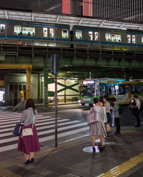 Tokyo Giappone Settembre Pedonale Attesa Attraversare Strada Fronte Alla Stazione — Foto Stock