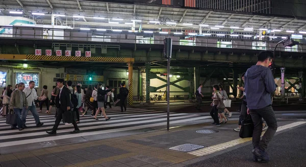 Tokio Japonia Września Przejście Dla Pieszych Ulicy Naprzeciwko Dworca Kolejowego — Zdjęcie stockowe