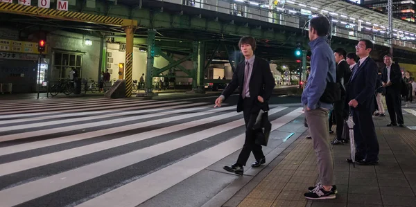 Tokyo, Japonya - 15 Eylül. Yaya geceleri karşıya Yurakucho tren istasyonu önünde bekleyen.