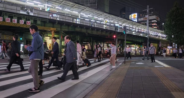 Tokio Japonia Września Przejścia Dla Pieszych Ulicy Naprzeciwko Dworca Kolejowego — Zdjęcie stockowe