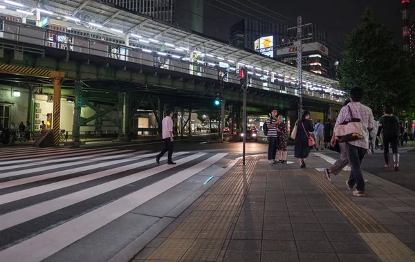 横断歩道 夜有楽町駅の前の通り — ストック写真