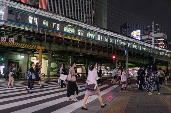 横断歩道 夜有楽町駅の前の通り — ストック写真