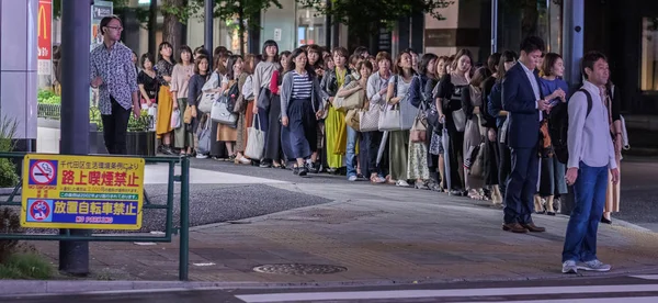 Tokio Japan September Japanischer Fußgänger Wartet Nachts Jurakucho Darauf Die — Stockfoto