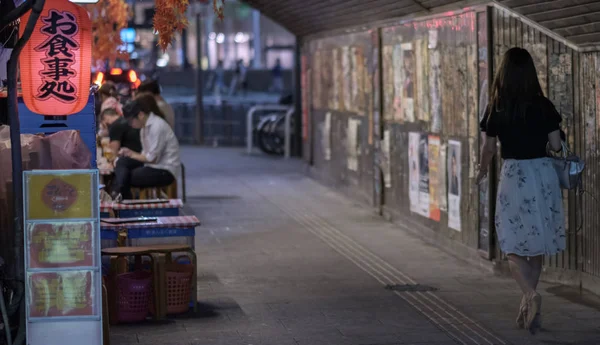 Tokyo Giappone Settembre Donna Che Cammina Sotto Tunnel Del Ponte — Foto Stock