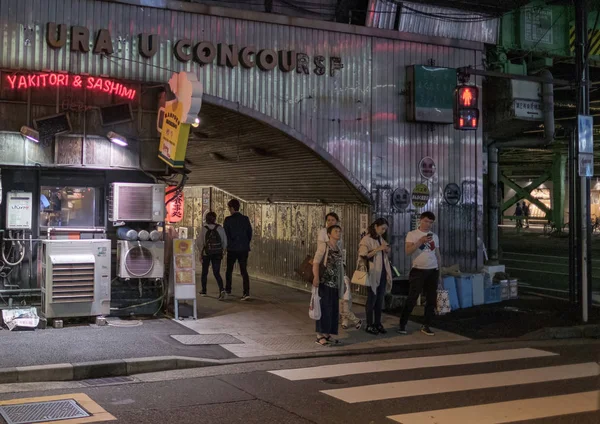有楽町裏通り夜通りを歩いて歩行者 — ストック写真