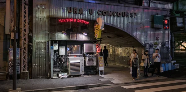 Tokio Japan September Fußgängerin Läuft Nachts Jurakucho Gasse — Stockfoto